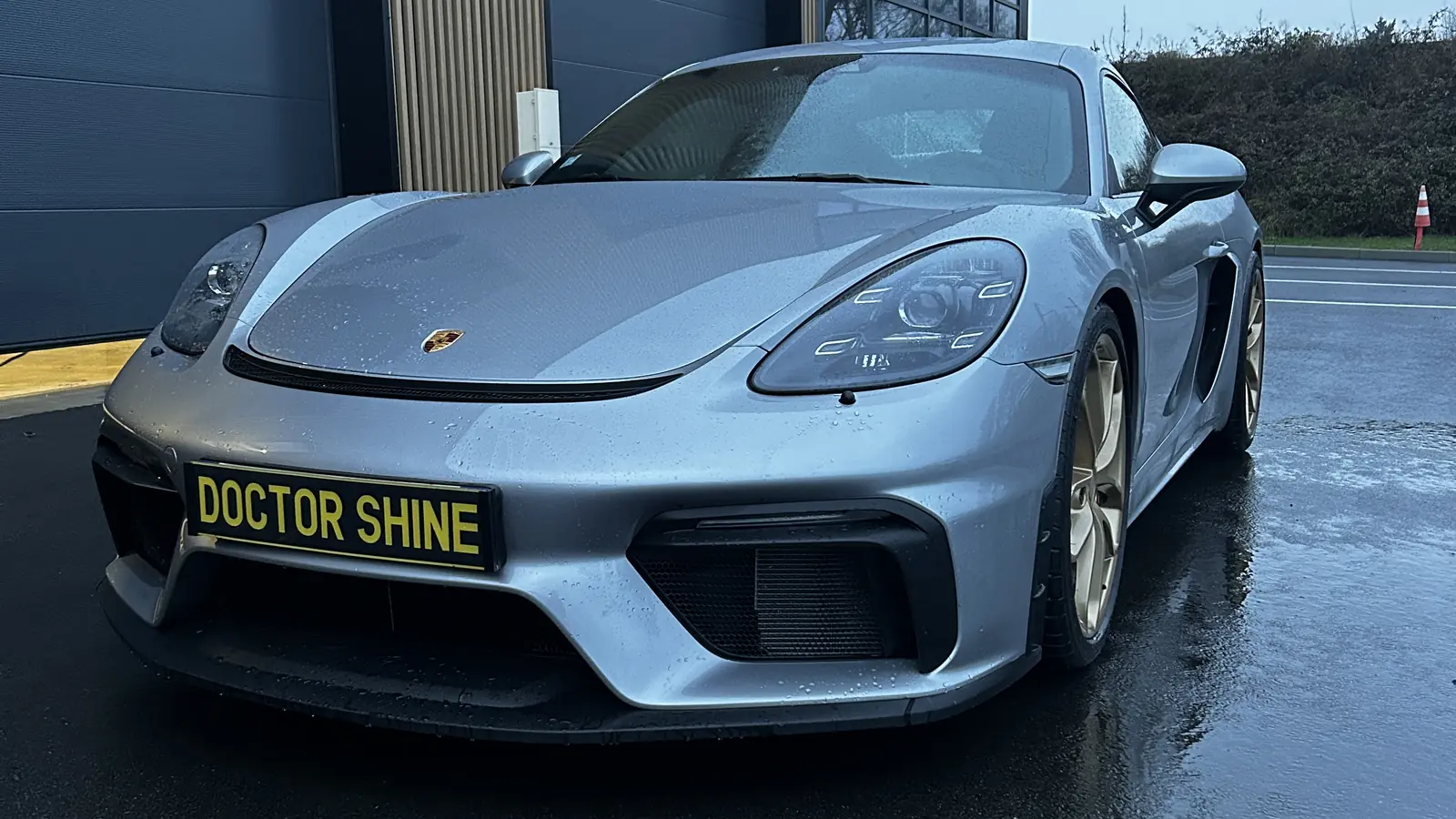 Porsche 718 GT4 grise, face avant — Doctor Shine, nettoyage auto à domicile