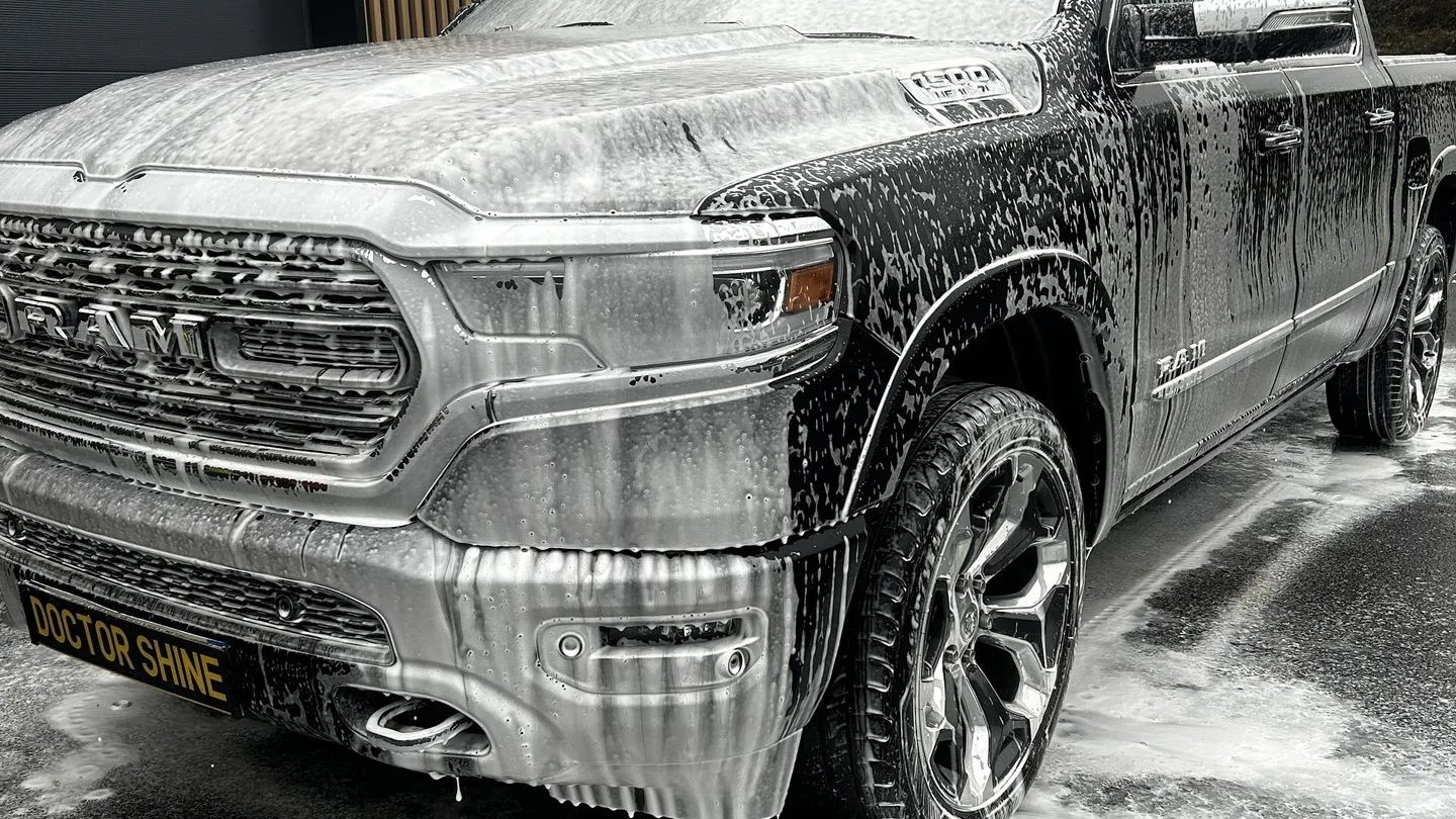 Pick-up RAM sous la mousse de pré-lavage, nettoyage à domicile par Doctor Shine