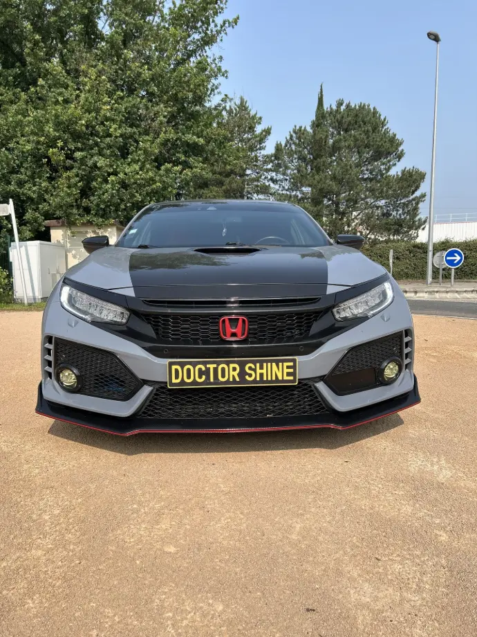 Vue d'un véhicule utilitaire Doctor Shine équipé pour le detailing à domicile.