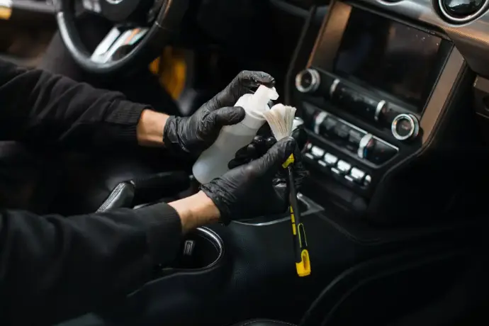 Nettoyage alcantara au pinceau