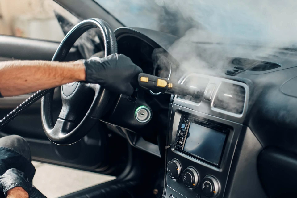 Nettoyage vapeur intérieur voiture — désinfection habitacle à domicile Lyon