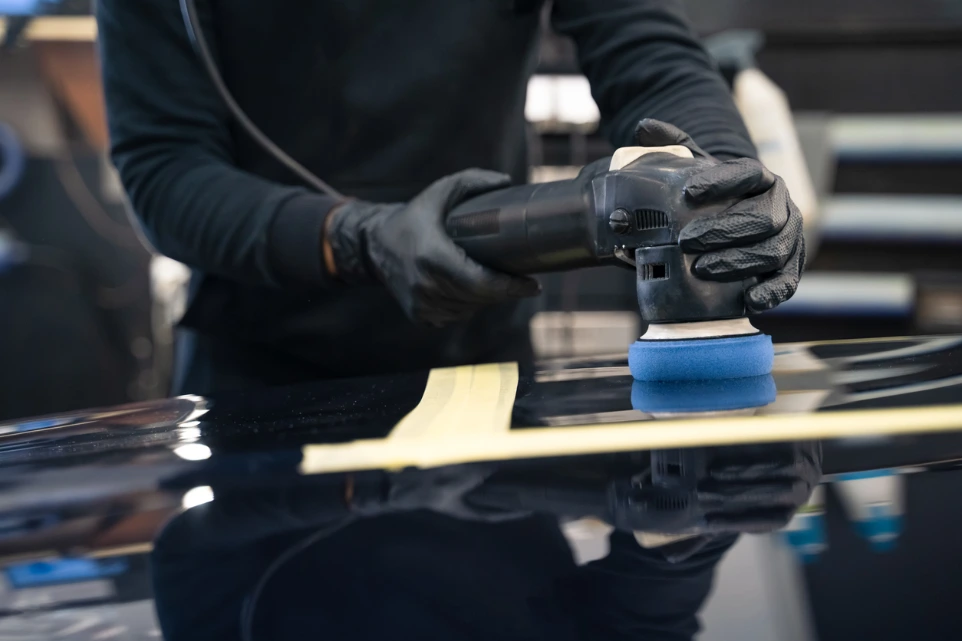 Polisseuse orbitale brillance carrosserie noire