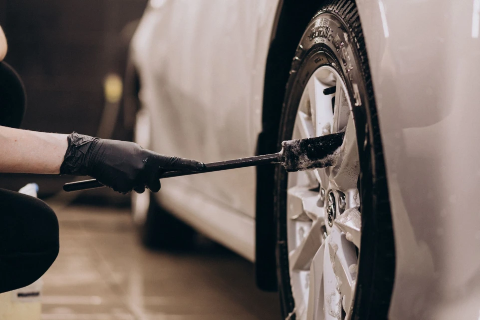 nettoyage jante alu avec brosse douce