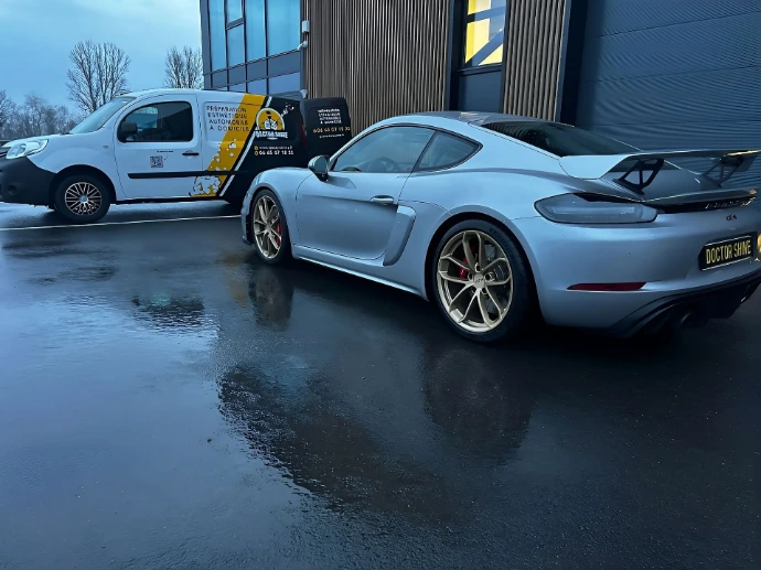 Nettoyage et polissage Porsche GT4 jaune à domicile par Doctor Shine - Ouest Lyonnais