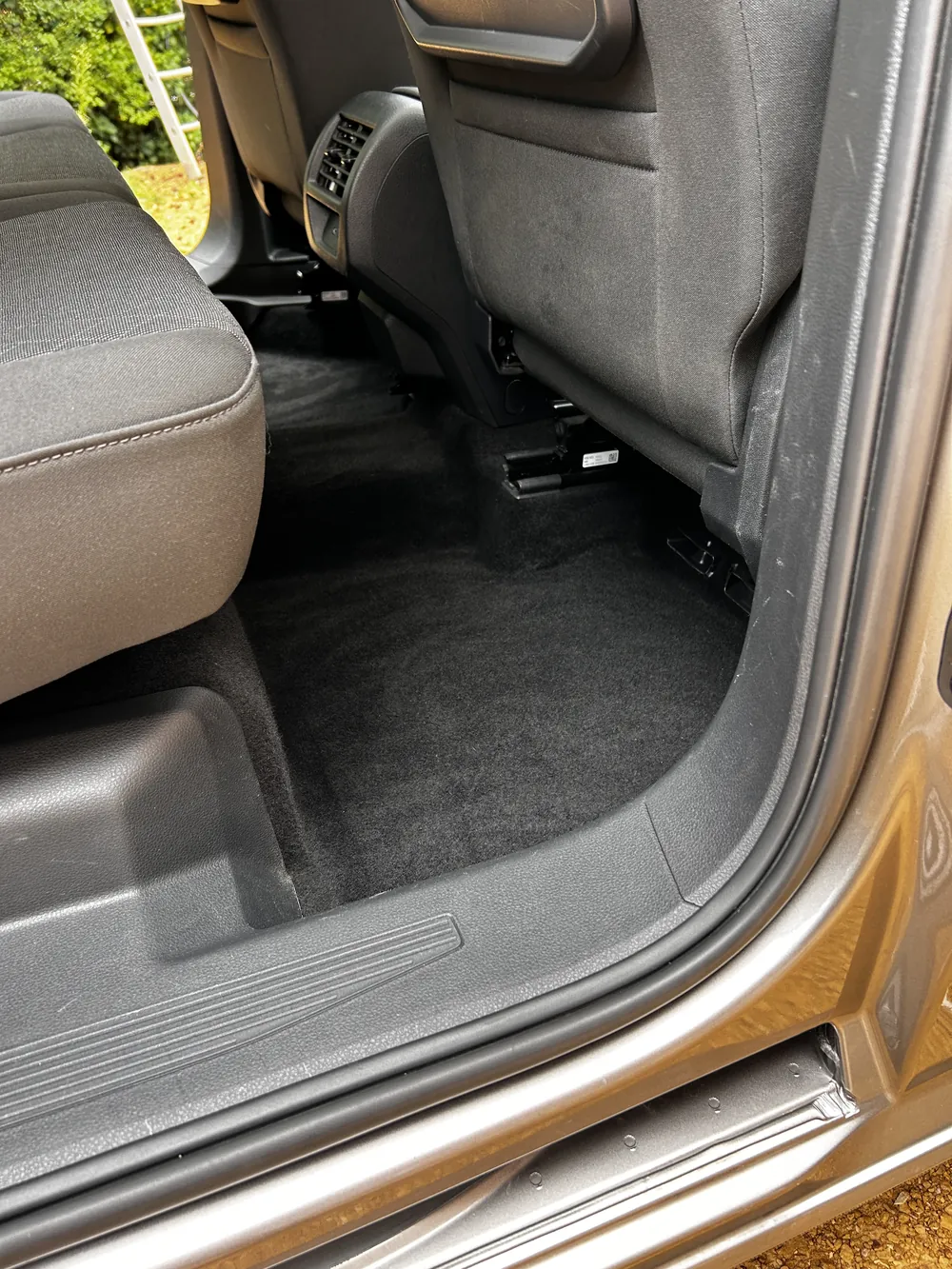 Plancher arriere de voiture parfaitement nettoye a la vapeur seche par Doctor Shine a Lyon