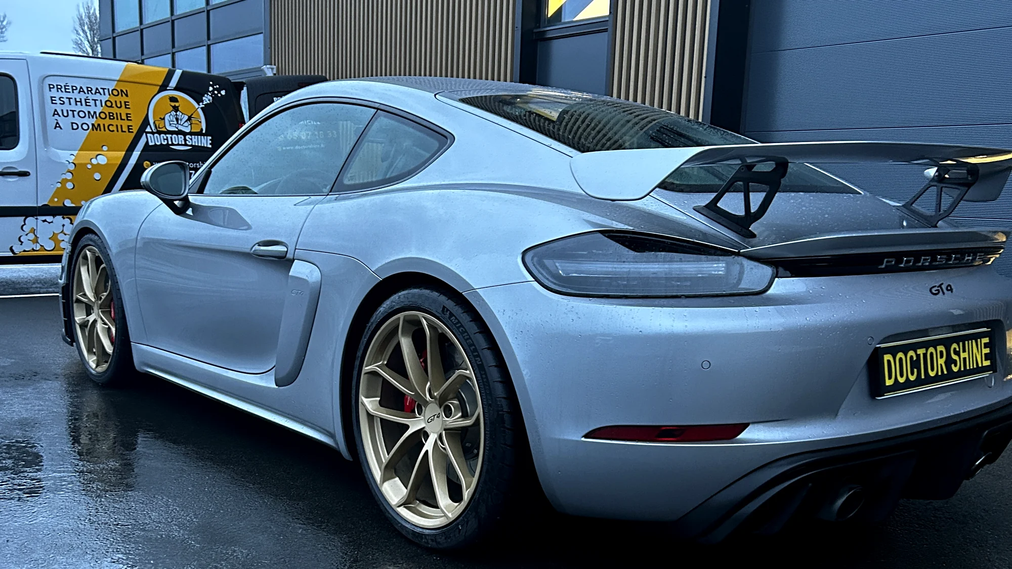 Porsche 718 Cayman GT4 grise préparée par Doctor Shine à Lyon