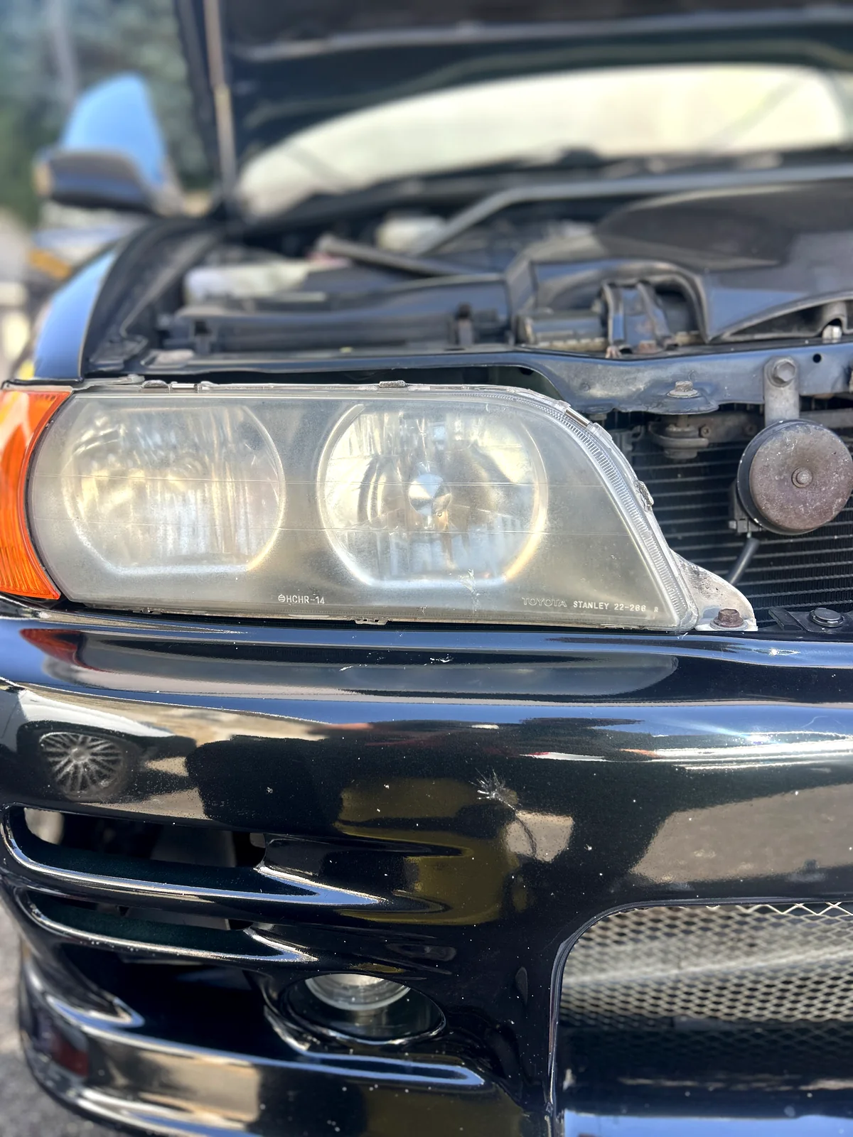 Phare de BMW jauni et opacifié avant rénovation par Doctor Shine à Lyon