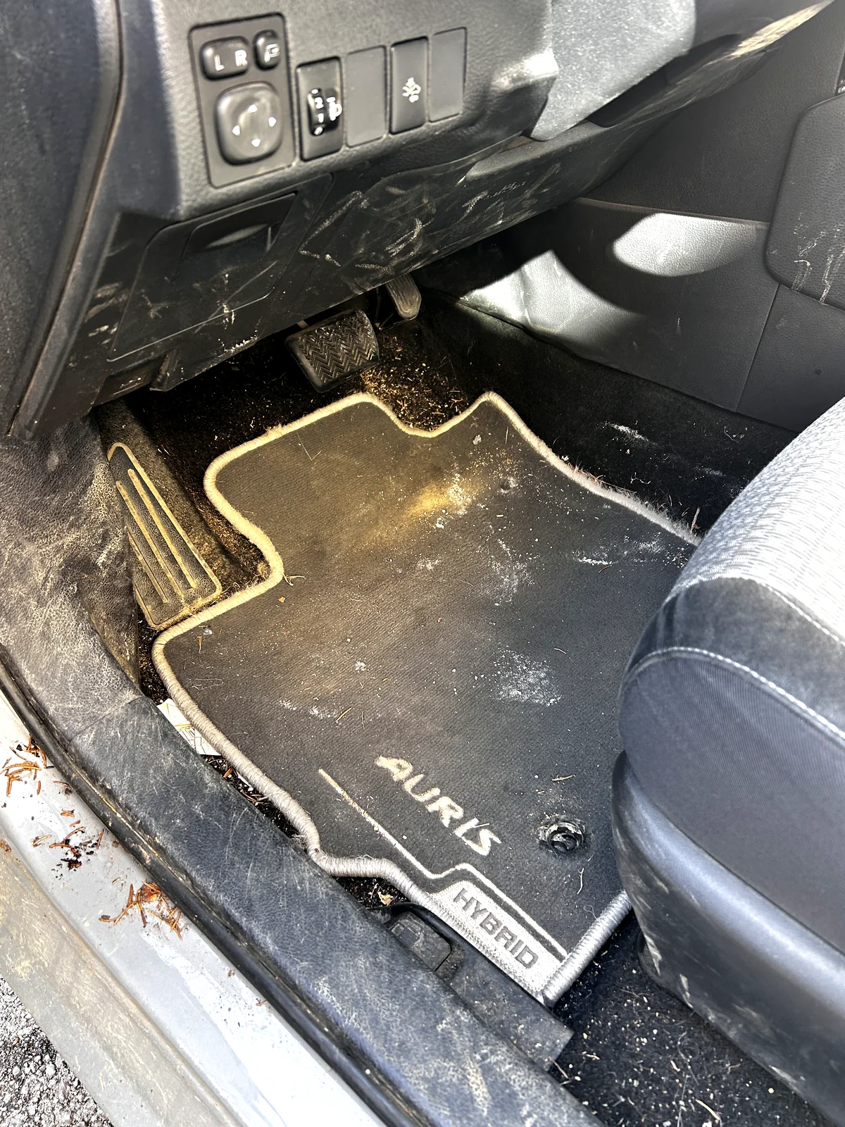 Plancher et tapis de Toyota Auris couverts de boue avant nettoyage vapeur Doctor Shine