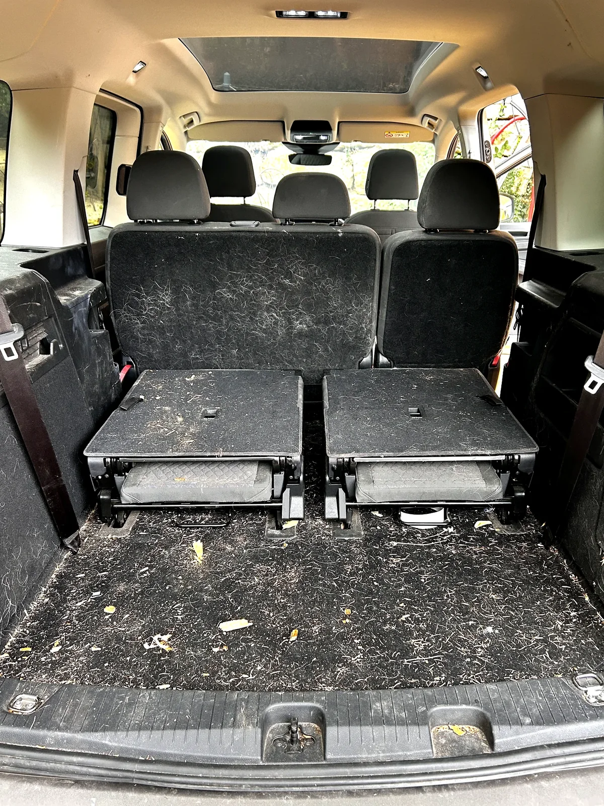 Coffre de Caddy Maxi couvert de poils et de gravats avant intervention Doctor Shine